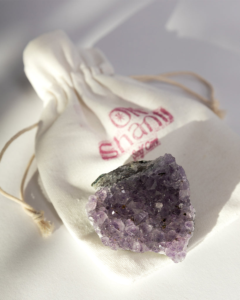 Amethyst Edelstein mit Oh Shanti Baumwollbeutel