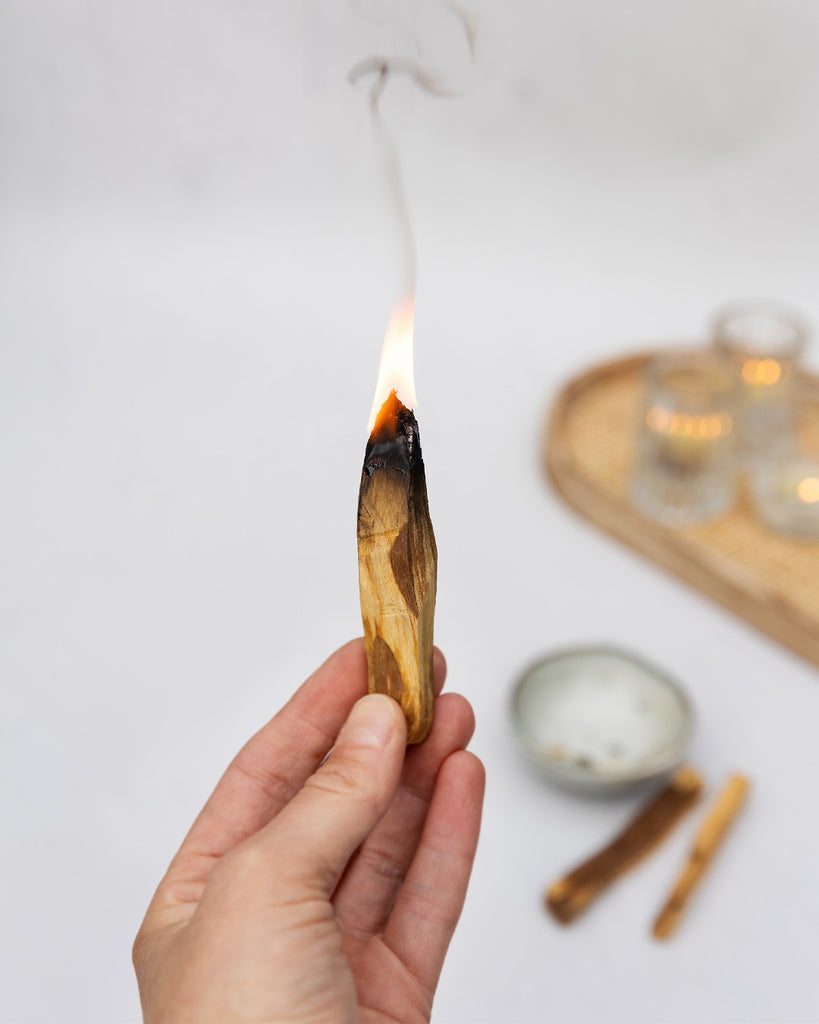 Palo Santo Holz angezündet